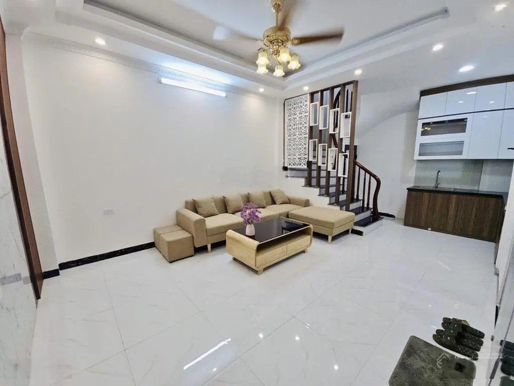 Bán nhà Lĩnh Nam - Ô tô đỗ cửa - 5 tầng - 3PN. Giá: 5,55 tỷ. LH: 0779 548 ***