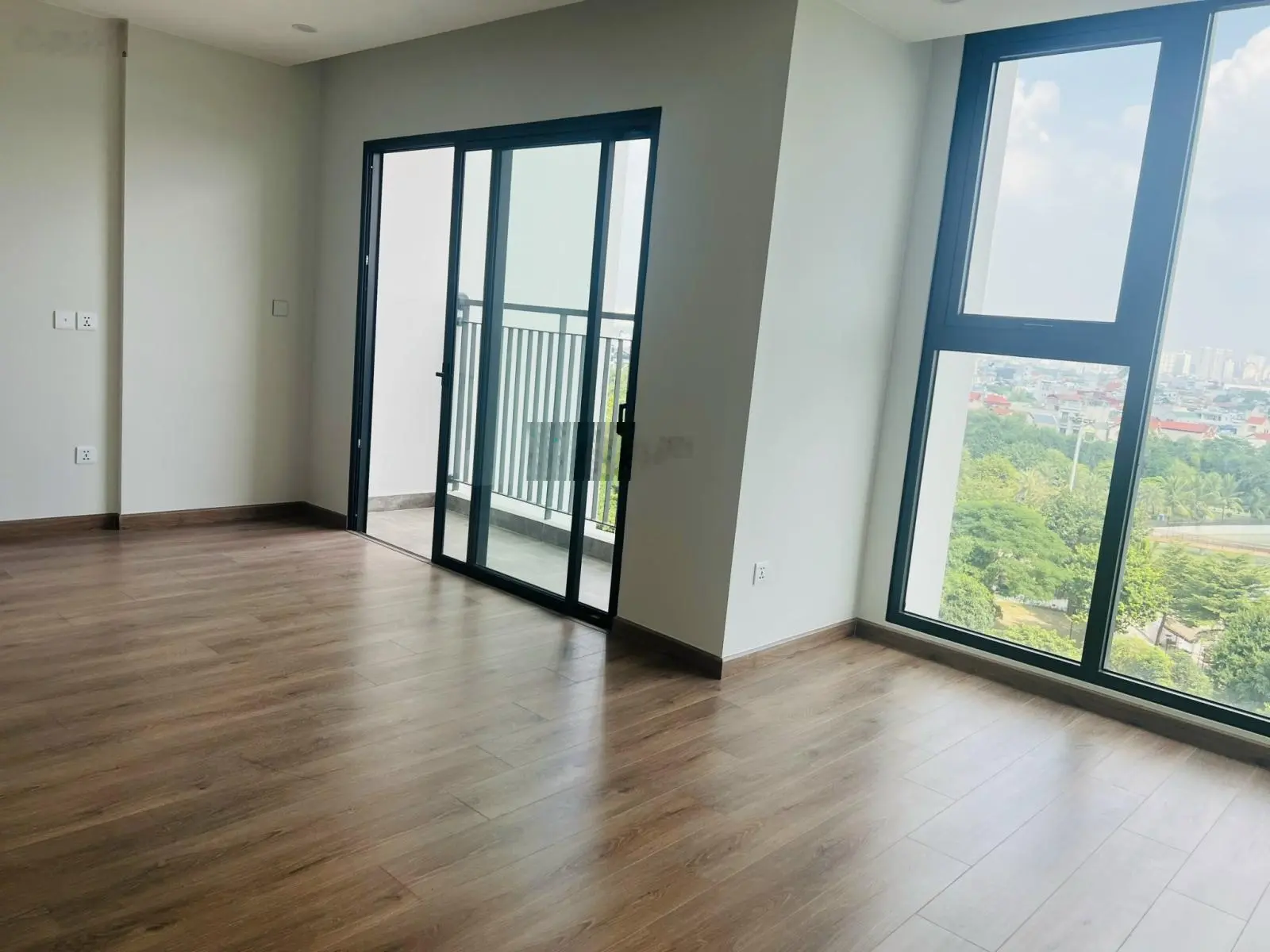 Bán lỗ căn góc 2PN + 65m2, giá chỉ 4,2 tỷ bao phí, toà G3 tầng thấp, trục 10, The Sola Park