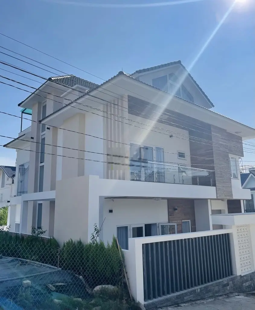 Villa hiện đại Smarthome Nam Hồ 200m2 ngang 12,8m 3 tầng đã hoàn công