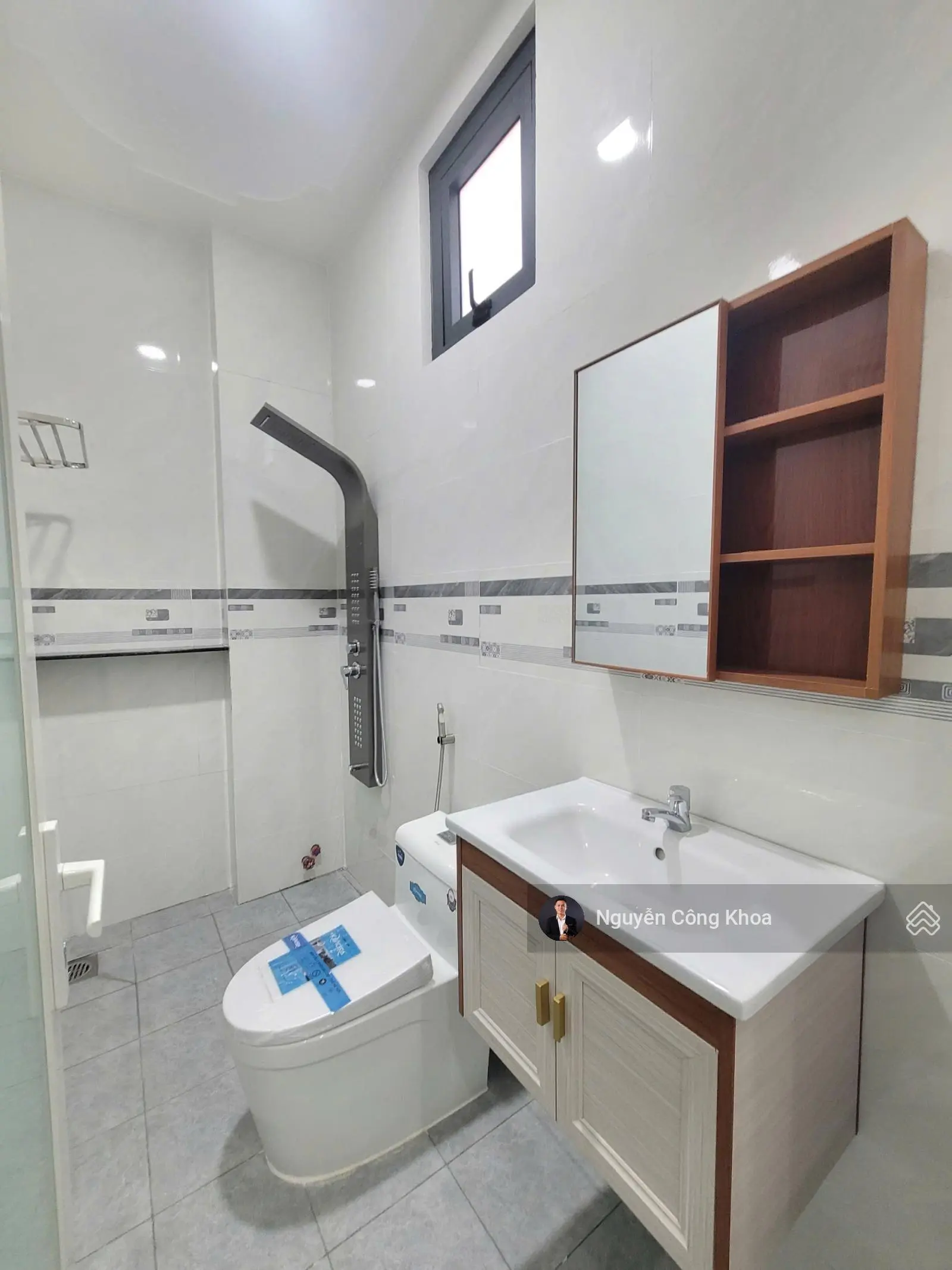 Bán nhà đúc 3 tấm tân cổ điển, sân ô tô, 3 phòng ngủ, 4WC, KDC gần TTYT P. Tân Đông Hiệp, Dĩ An
