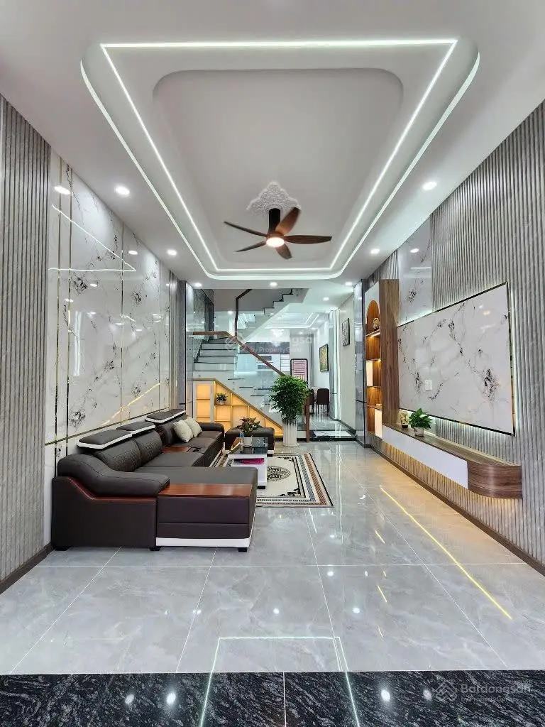 Nhà gần Sài Gòn: 4,6 tỷ, nhà 1 trệt 2 lầu đầy đủ nội thất KDC gần trung tâm y tế Dĩ An, TP. Dĩ An