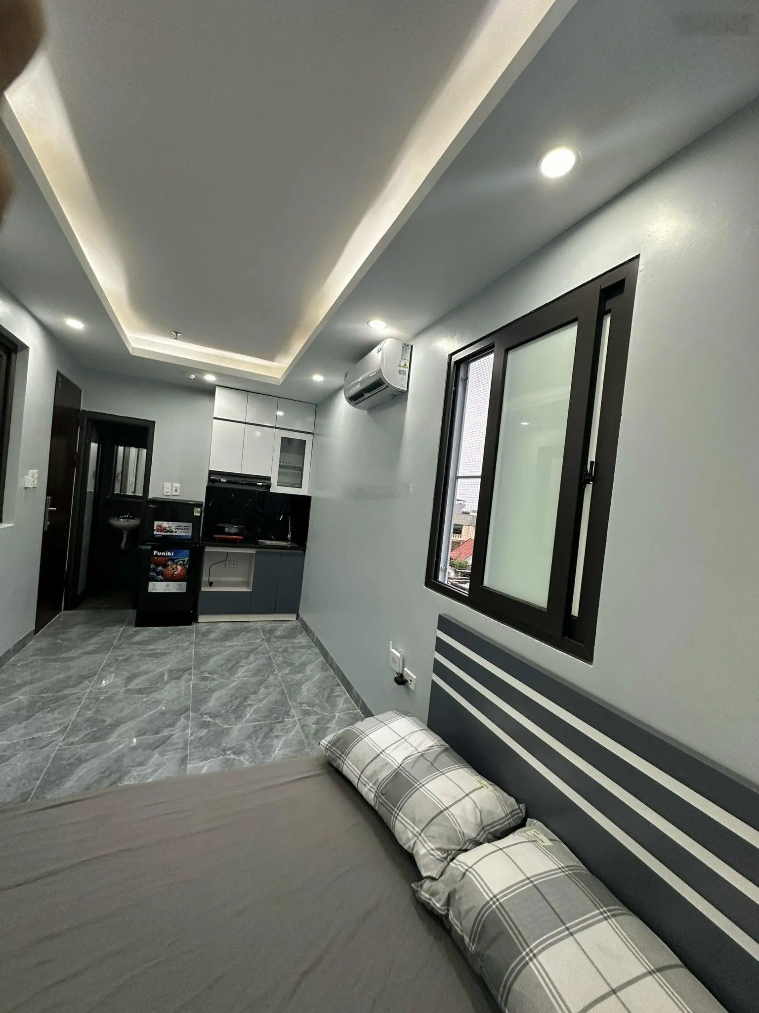Bán căn hộ dịch vụ, phố Cầu Diễn-Nhổn, 70m2, 7 tầng thang, 17 phòng, dòng tiền 100tr/th, ô tô tránh