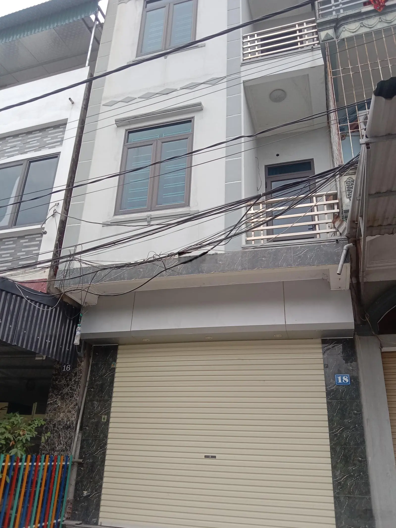Nhà 4 tầng hiện đại mặt đường QL18A Phường Quang Trung TP. Uông Bí (4mx17,5m) giá: 3 tỷ