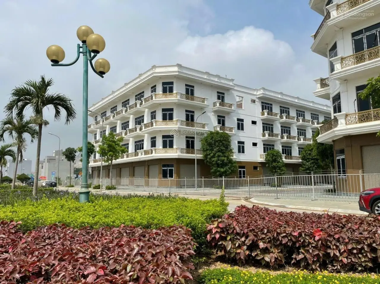 Bán cặp 2 căn nhà 4 tầng mặt Đại lộ Csepd, mặt tiền 10m, bao sang tên sổ đỏ