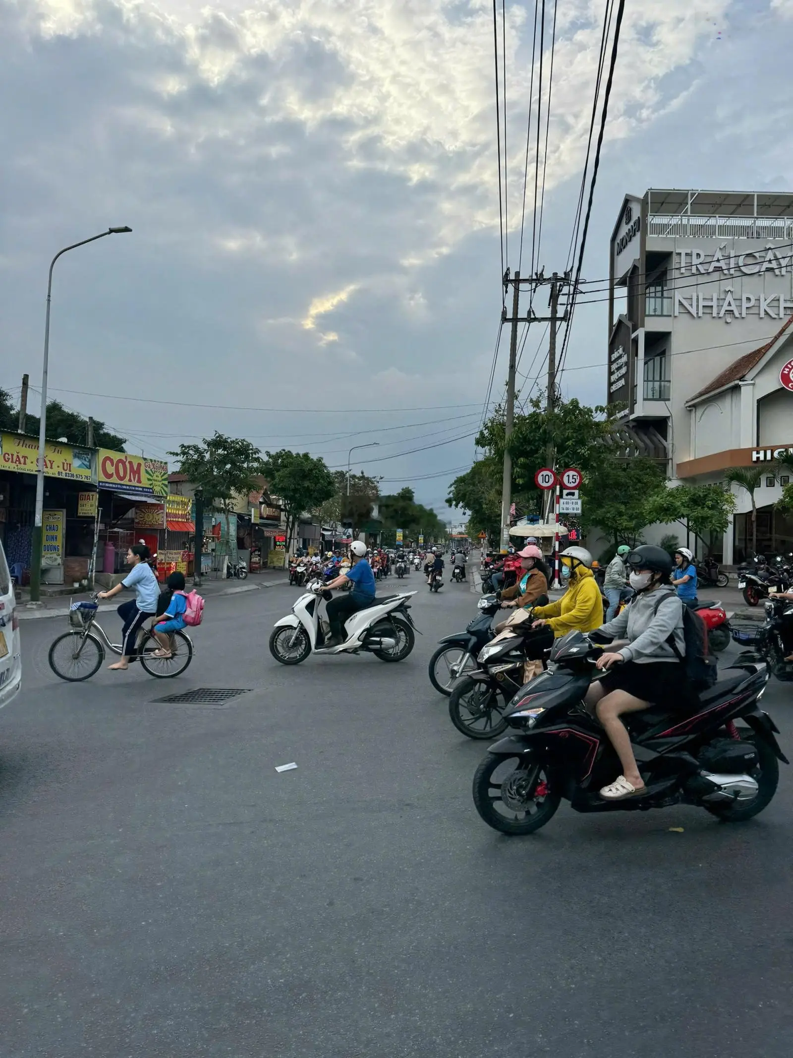Bán khẩn cấp căn nhà mặt tiền Hai Bà Trưng, P. Đông Hòa, TP Dĩ An. 88,7m2, Giá 8,2ty, sổ hồng riêng