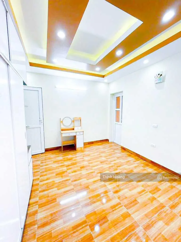 [HIẾM] Bán nhà Thạch bàn 30m2 5 tầng mt5, dân xây, oto đậu cổng full nội thất ở ngay