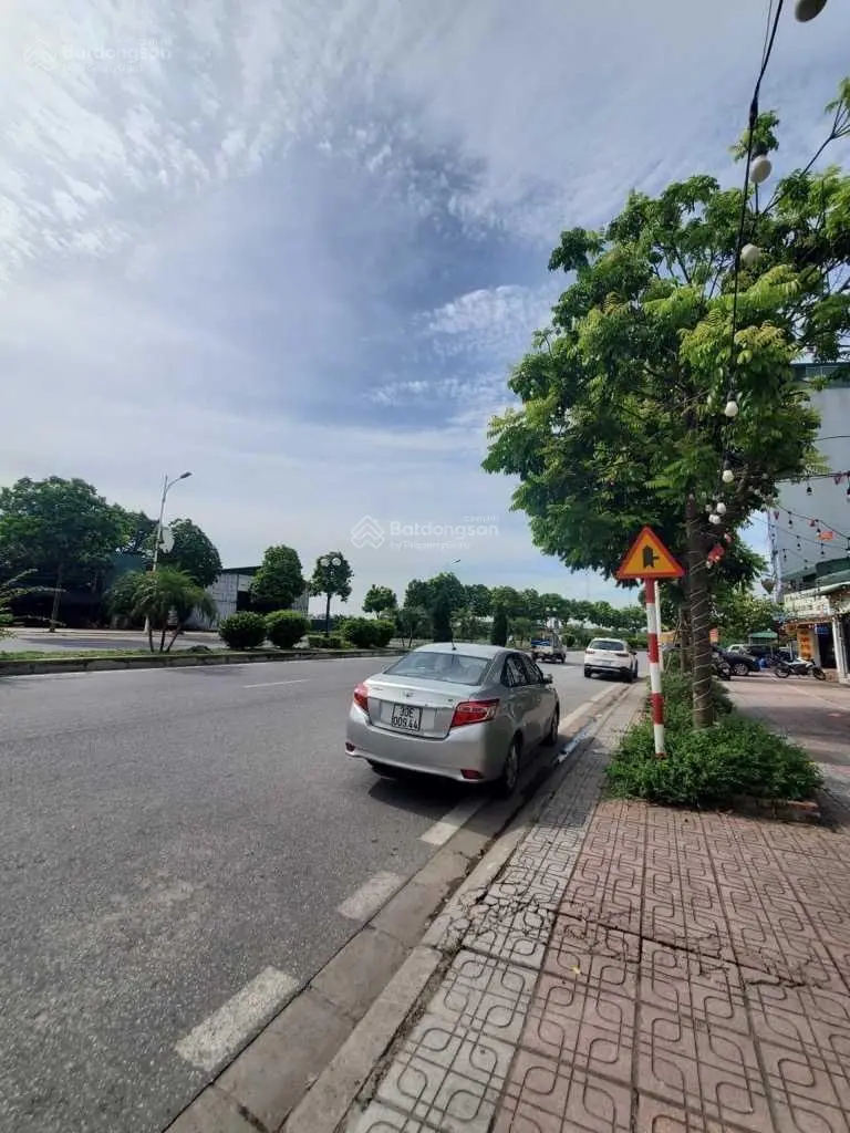 Hoa hậu đất Lâm Du - Bồ Đề 108m2, thuận tiện ô tô 7 chỗ đi qua cửa, sát phố view hồ