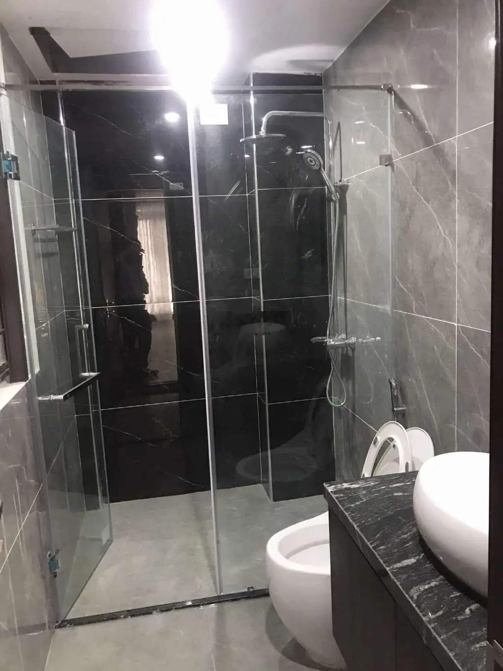 NHÀ LÔ GÓC GARA Ô TÔ THANG MÁY FULL NỘI THẤT Phố Ái Mộ, Long Biên 67m sử dụng 6.5