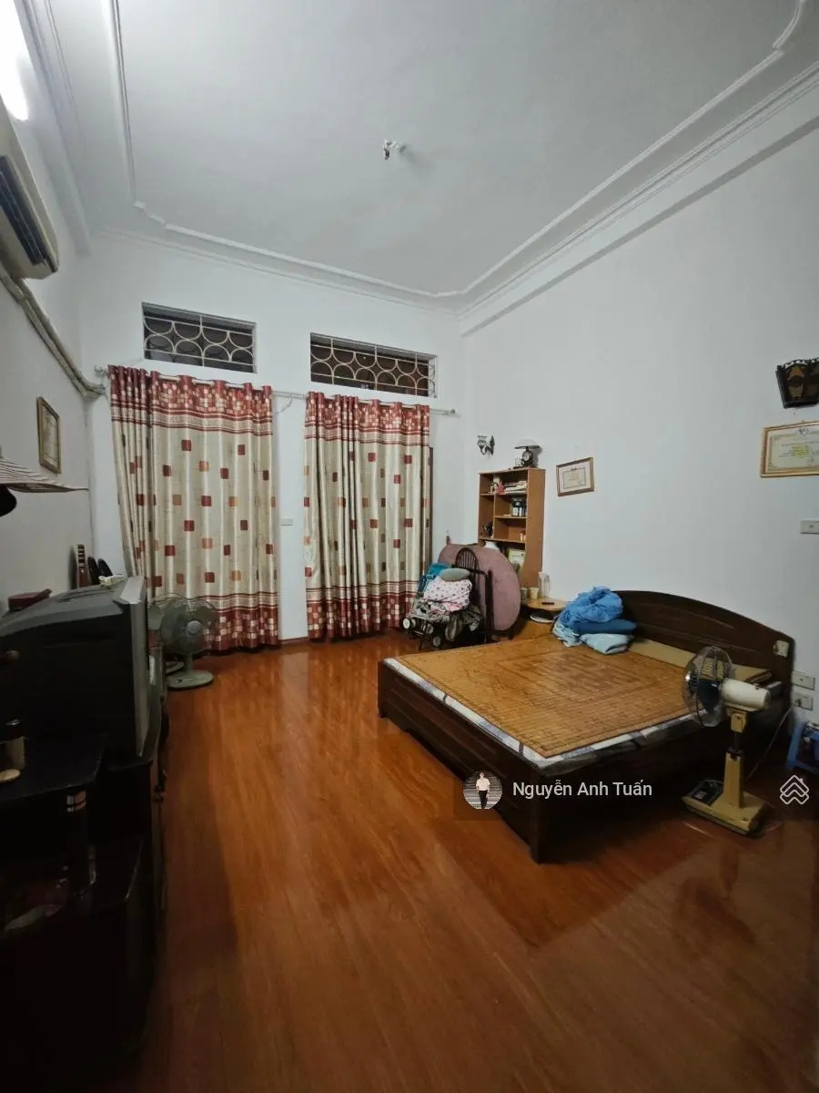 Bán nhà phân lô Trần Quốc Hoàn, Cầu Giấy ôtô 16 chỗ tránh đỗ trước cửa giá cực tốt 18.7 tỷ