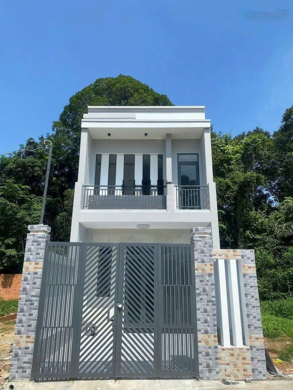 Cần bán nhà mới 100% phường Tương Bình Hiệp. Gần trường nguyễn hiền. Gần ngã ba sở gà