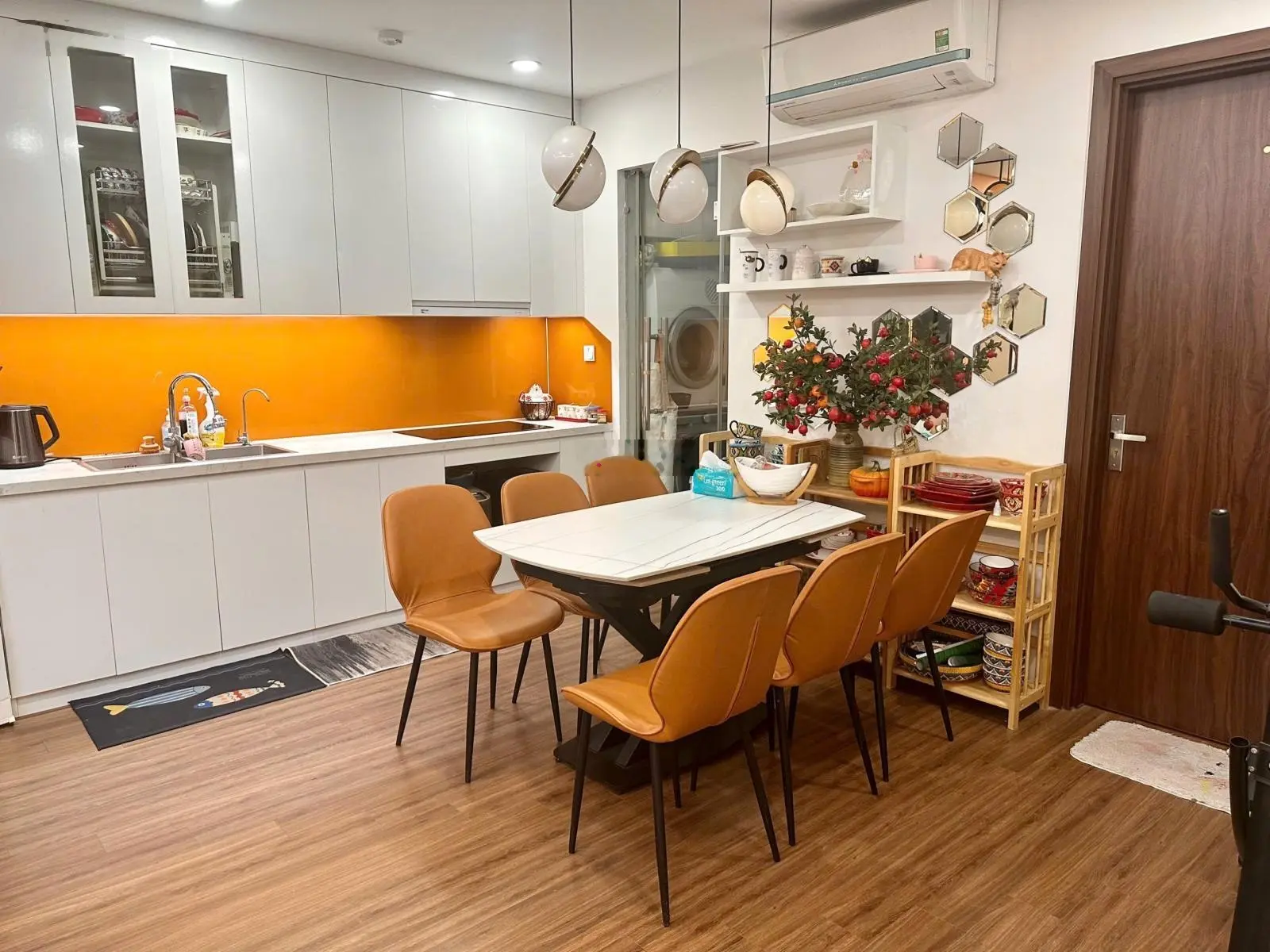 Bán gấp căn hộ 2PN 73m2 full đồ để ở, giá 3,55 tỷ Liên hệ: 0352051199