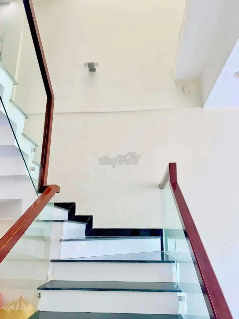 NHÀ 3 TẦNG CẠNH CHỢ HÒA KHÁNH