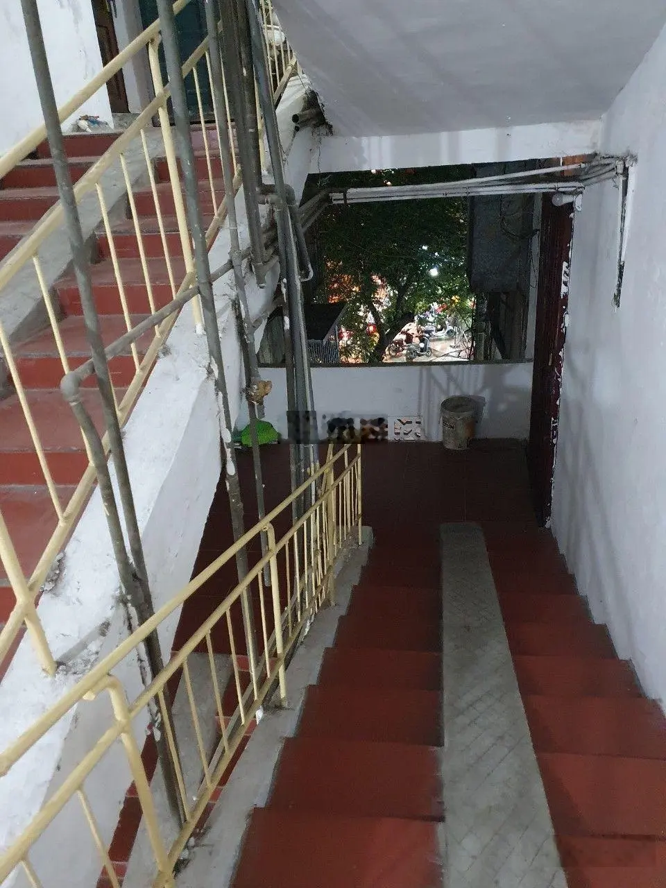 Chính chủ cần bán tập thể tầng 4 nhà D7 Phương Mai sổ đỏ 39.8m2 thực tế 77m2 có 03PN, 02 VS 3.3 tỷ