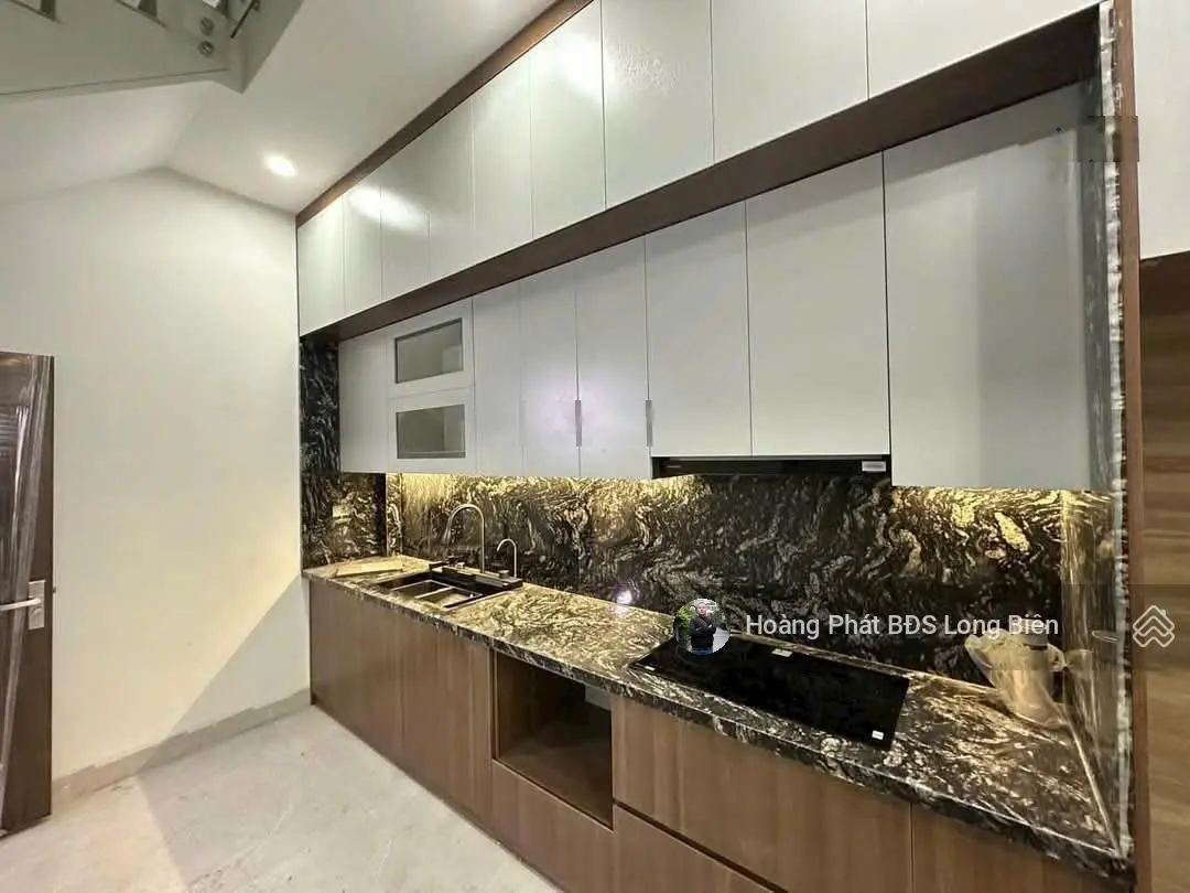 Bán nhà Long Biên. Ngõ 206 Cổ Linh, Đối Diện siêu thị Aeon Mall. 36m x 5T. Hơn 5 tỷ. Lh 0965858116
