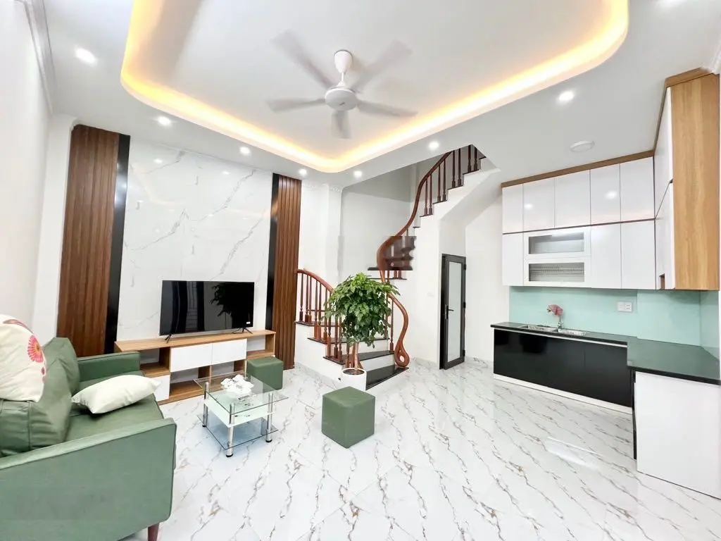 Bán nhà Hoàng Mai - ô tô đỗ cổng - kinh doanh - ngõ rộng thoáng - 3PN. Giá: 6,05 tỷ. LH: 0779 548 ***
