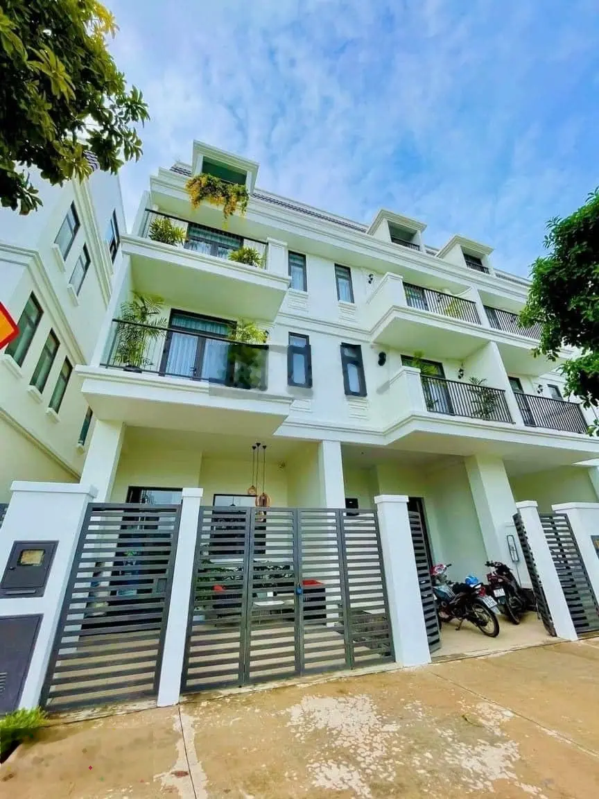 Cần bán gấp căn liền kề hướng Nam mát mẻ thanh toán chỉ 30% giá tốt phù hợp đầu tư. LH 0946 576 ***