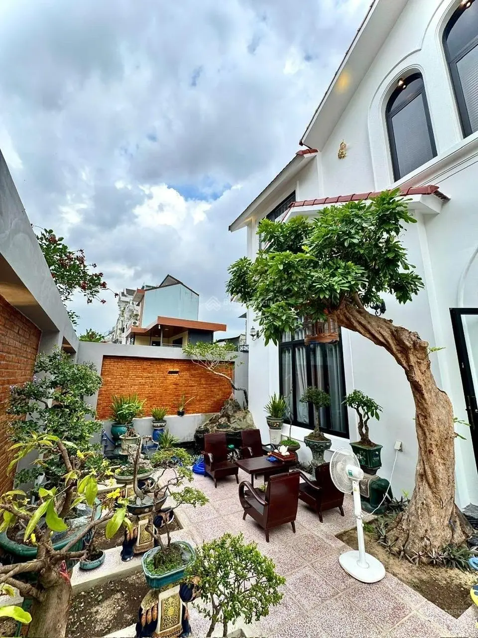 Bán gấp Biệt Thự sân vườn 400m2, 2 Lầu, Ngay ngã tư Thủ Đức, 3PN + Phòng Thờ, Chỉ 15,2 Tỷ