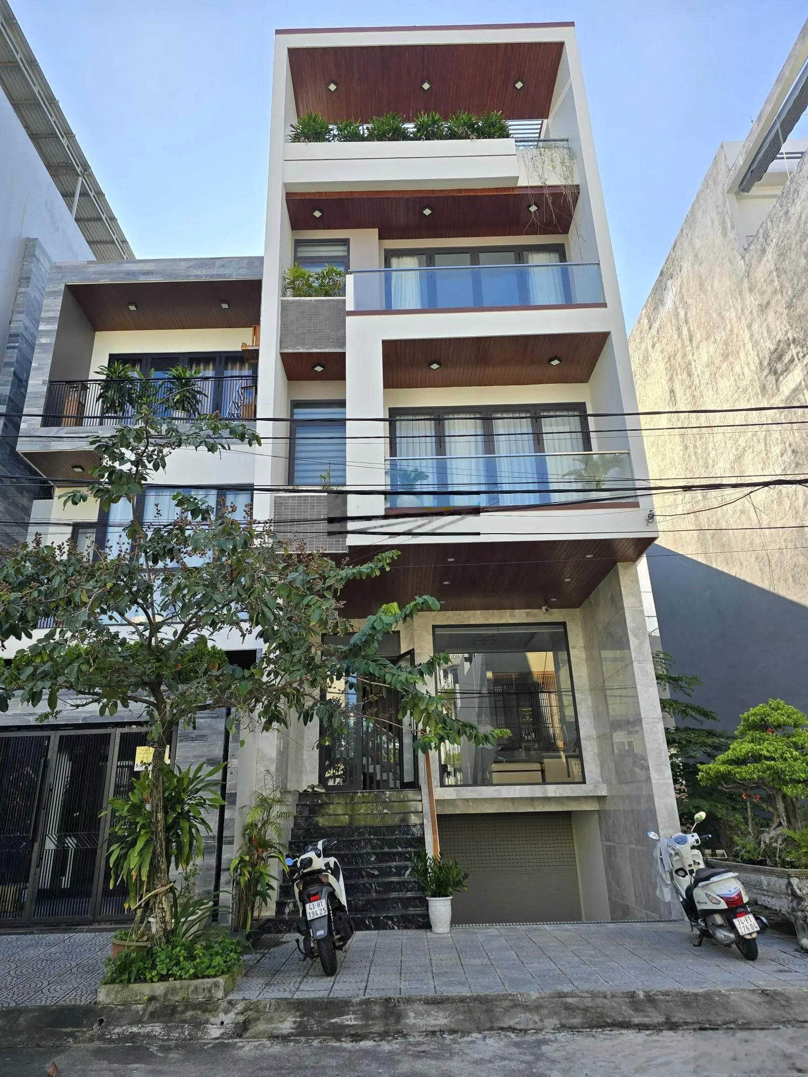 Bán nhà 5 tầng biển Mỹ Khê giá chỉ hơn 12 tỷ, thiết kế rất đẹp dòng tiền thuê đến 40 triệu.