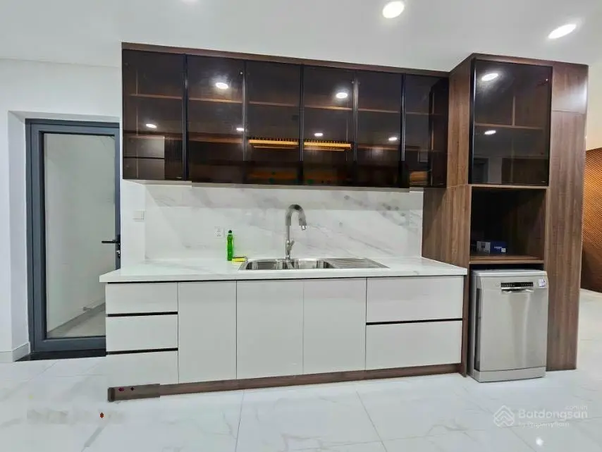 Bán Sky linked Villa xe hơi lên tận nhà 3PN + 1, 221m2, view đại lộ, full nội thất, giá 65tr/m2