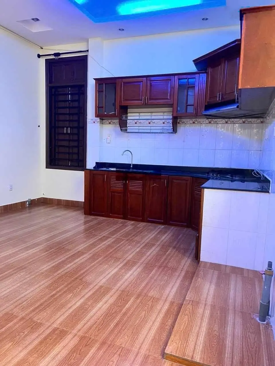 Mặt tiền đường 14m - kinh doanh buồn diện tích 62m2 (5.10x11m) hiện trạng: Tường gạch, mái tôn