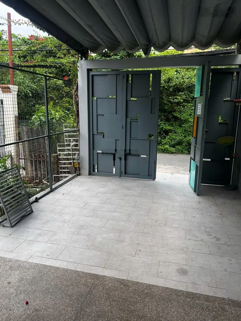 Nhà mặt tiền hẻm xe hơi đường Quốc Hương chỉ 18 tỷ, Thảo Điền Q2, dt 5,3x25m, trệt, 2 lầu, 4pn, 5wc