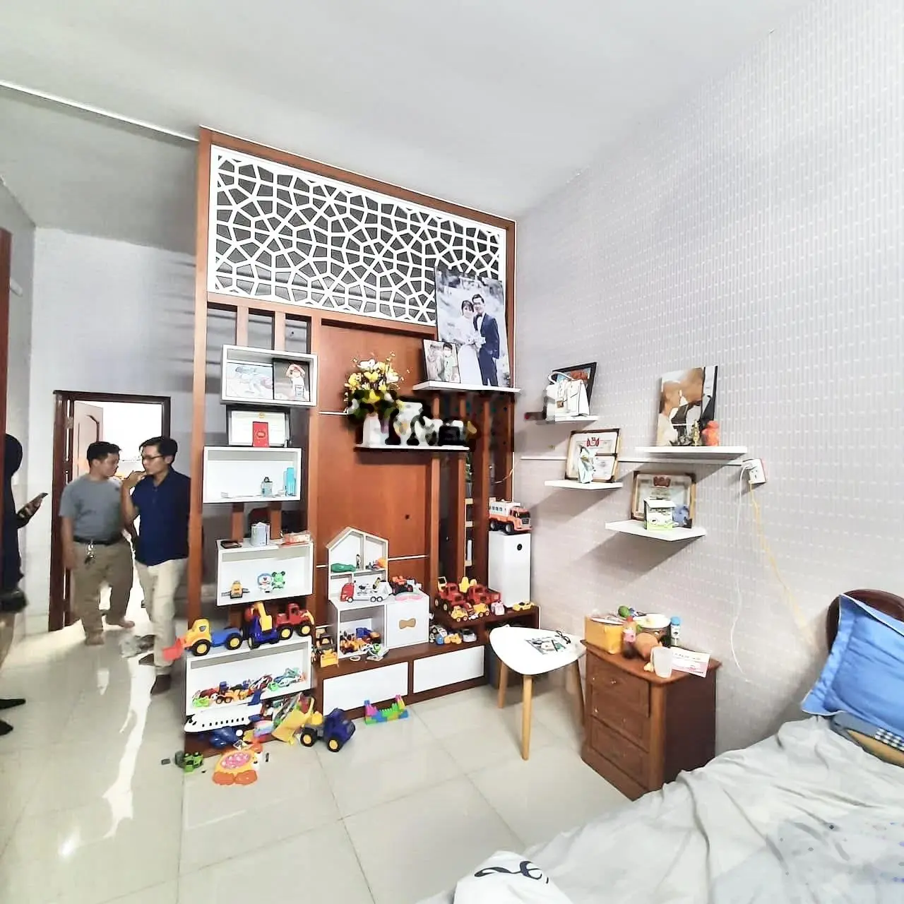 Cần bán nhà lầu trệt ngang 8,8m có thể ngăn làm 2 căn lầu trệt sát bên chợ xóm nghèo