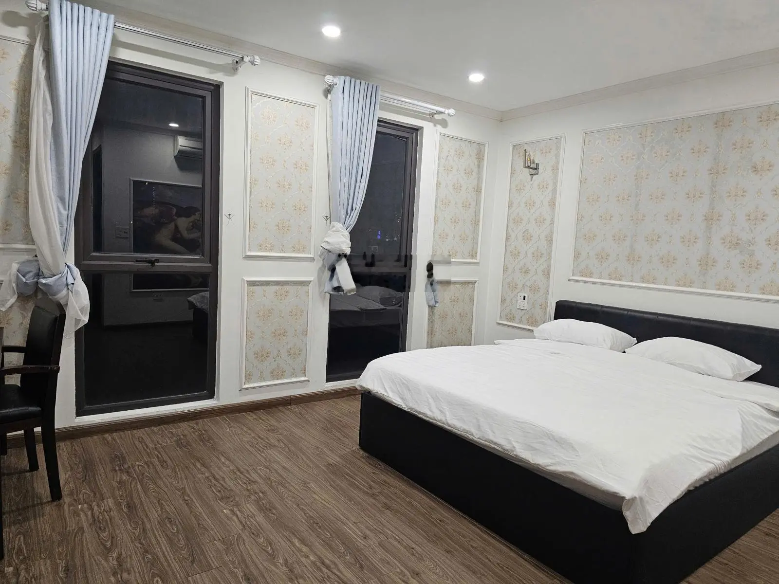 Em cần bán khách sạn view hồ 129m2, MT 10m, 20 phòng, K15 phường Ninh Xá, đang cho thuê 100tr/tháng
