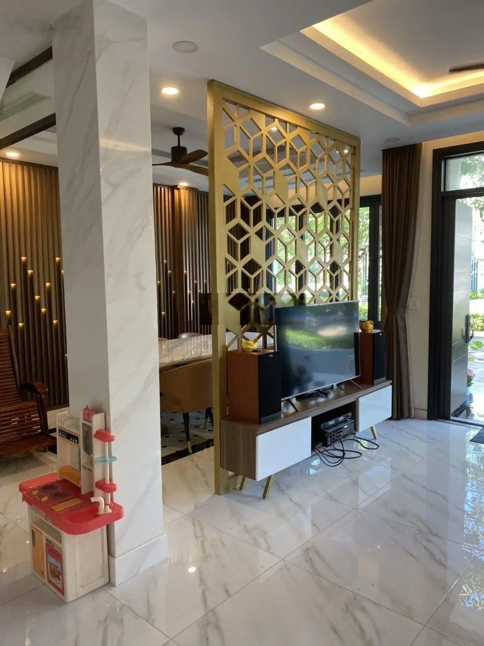 Cần bán biệt thự Lucasta Villa - Giá 25 tỷ - Full nội thất cao cấp. DT 175m2. Trục đường lớn 20m