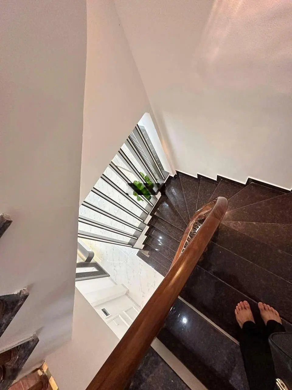 Hiếm Hiếm! Bán nhà ngõ 28 Xuân La - 48m2 - 5 tầng - gần phố - ôtô ngõ thông - kinh doanh - 8 tỷ hơn