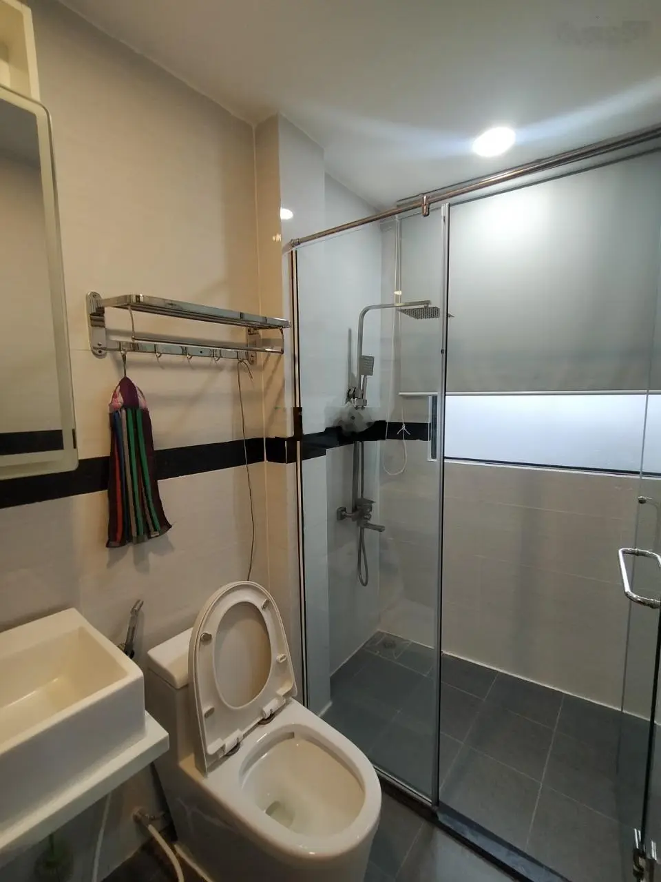 Chỉ 6,9 tỷ - chủ định cư cần bán gấp nhà 4 tầng CMT8 Phường 5 Tân Bình 5PN 4WC đường 4m giáp Q10, 3