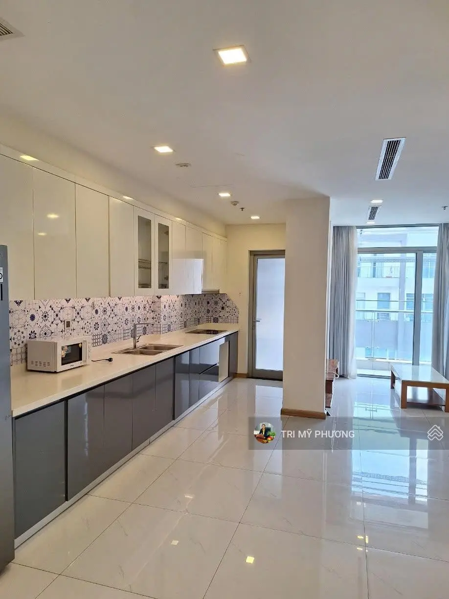 Độc quyền căn 3PN, giá mua bán siêu hời, 116m2, tầng cao, có nội thất, Vinhome Central Park.