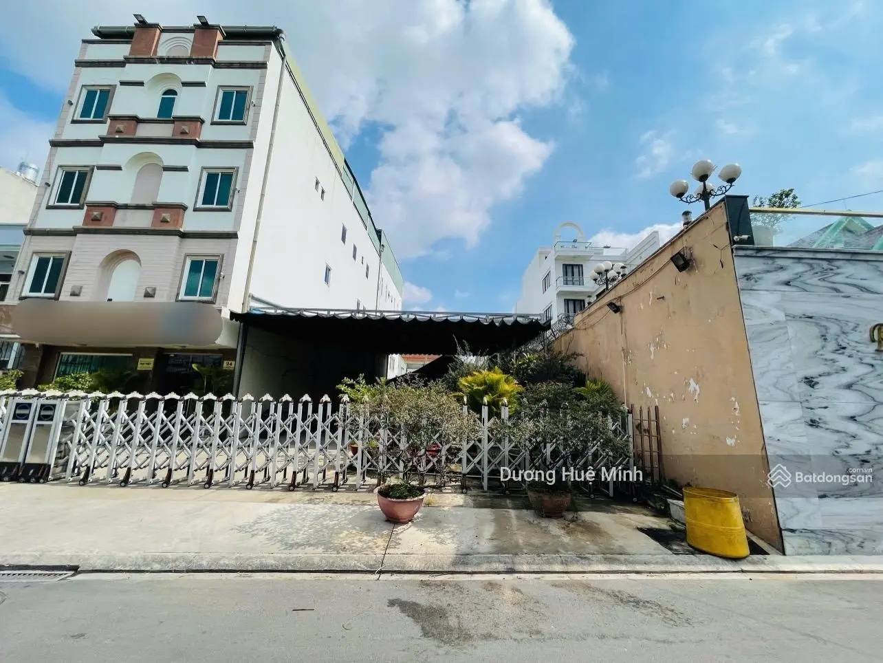 Ngộp ngân hàng bán toà khách sạn 5 tầng, 43 phòng, hoàn công chuẩn, ngang 20m, ngay Hoàng Hữu Nam