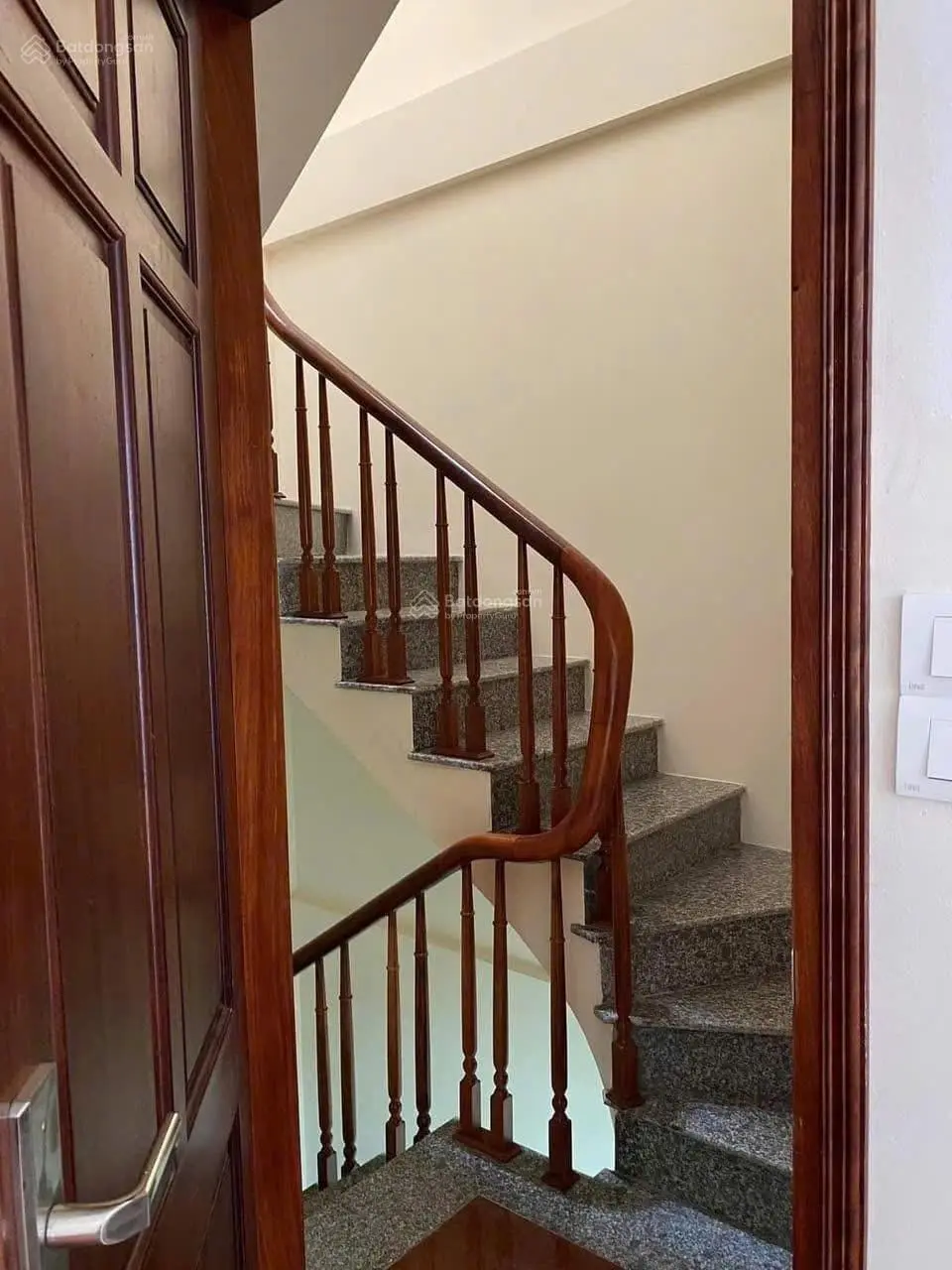 Bán nhà 5 tầng ,thụy phương ,bắc từ liêm,Dt 30m2 Mặt tiền: 5.2m,gần phố, gần ủy ban,L/h: 0868183883