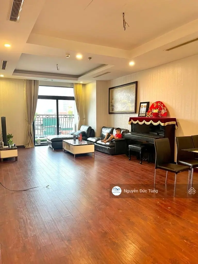 Bán gấp CCCC Royal City, 120m2, 2 ngủ, phòng khách siêu rộng, nội thất đẳng cấp, 10,3 tỷ