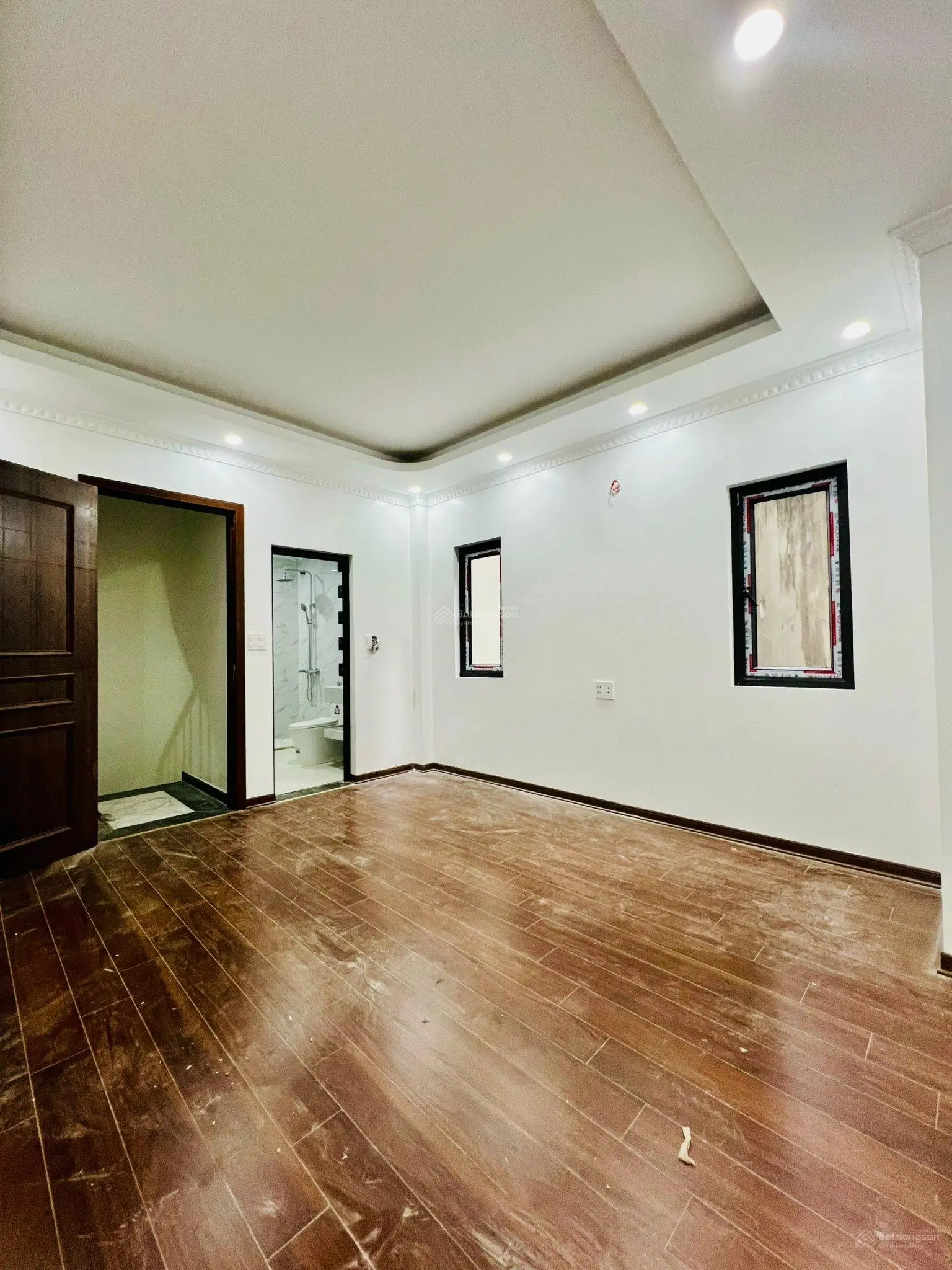 Bán nhà Phố Đại La Cách 2 Nhà Ra Phố Trước Nhà Rộng 5M ngay Ngã Tư Vọng Lô Góc 5 Tầng Xây Mới