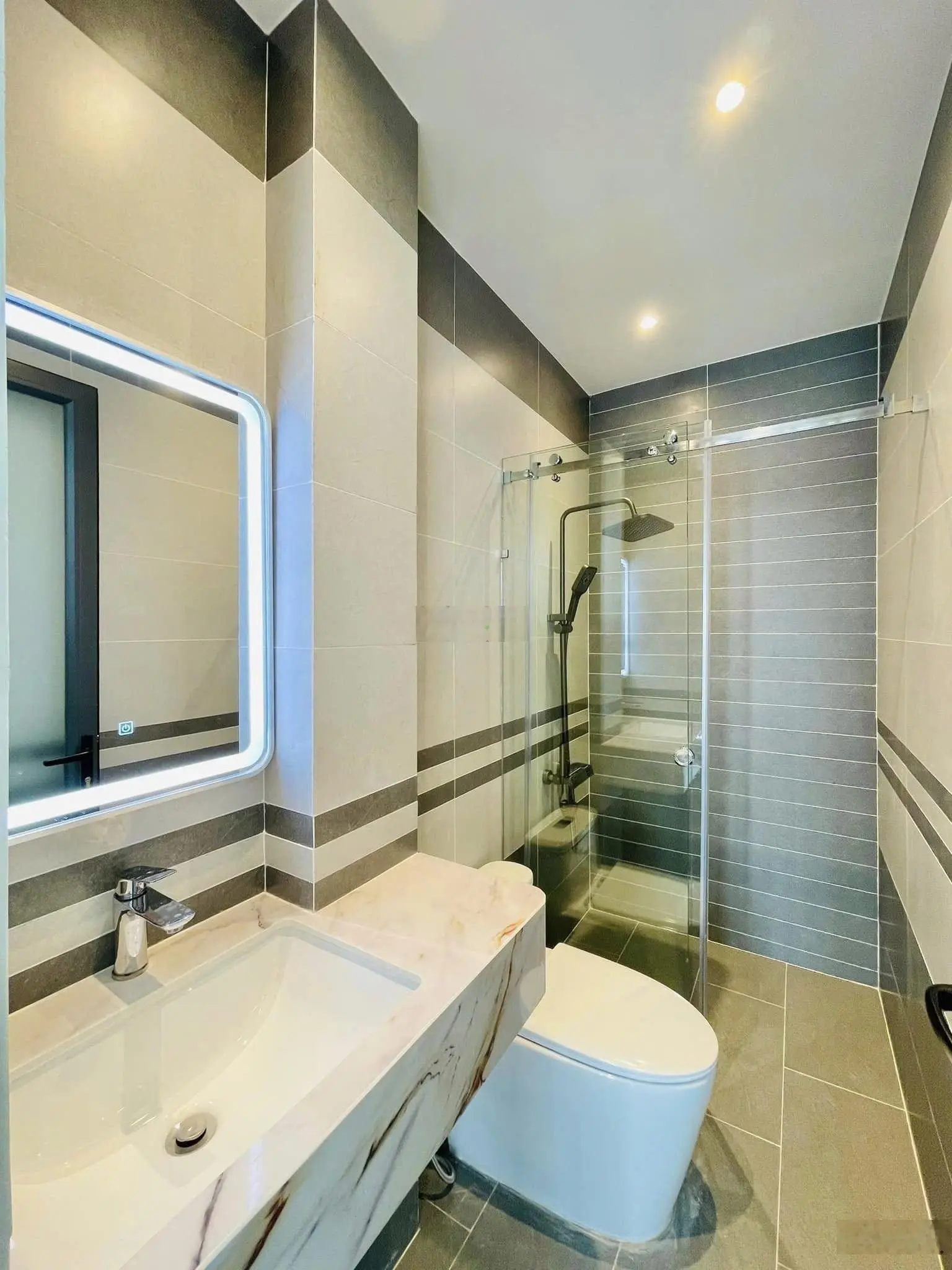 Kẹt tiền, tôi bán nhà ở Trần Khánh Dư - Quận1 kế bên chợ Tân Định, cho thuê 35triệu. Giá 3tỷ6/62m2