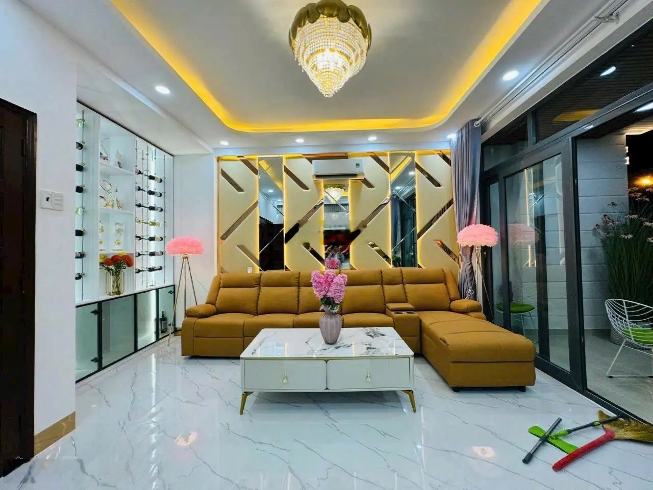 Bán gấp nhà HXH Trần Tuấn Khải - Phường 5 - Quận 5. DT 68m2, 1 trệt 2 lầu. Sổ đẹp