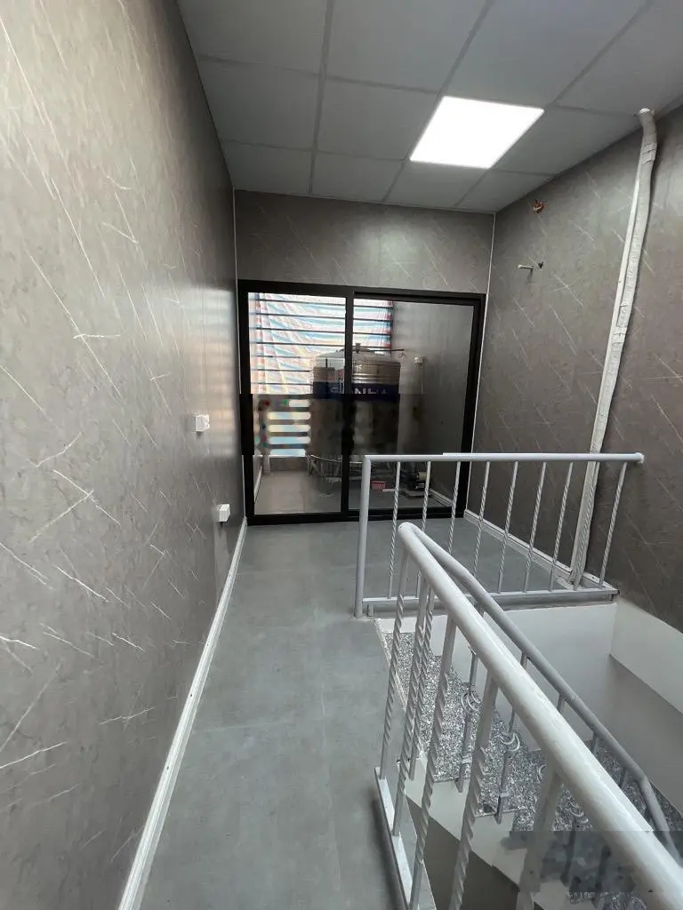 Nhà Quan Nhân 5 tầng, dân xây chắc chắn. Vị trí đẹp đi lại thuận lợi. Ngõ thông, 50 m ra Phố