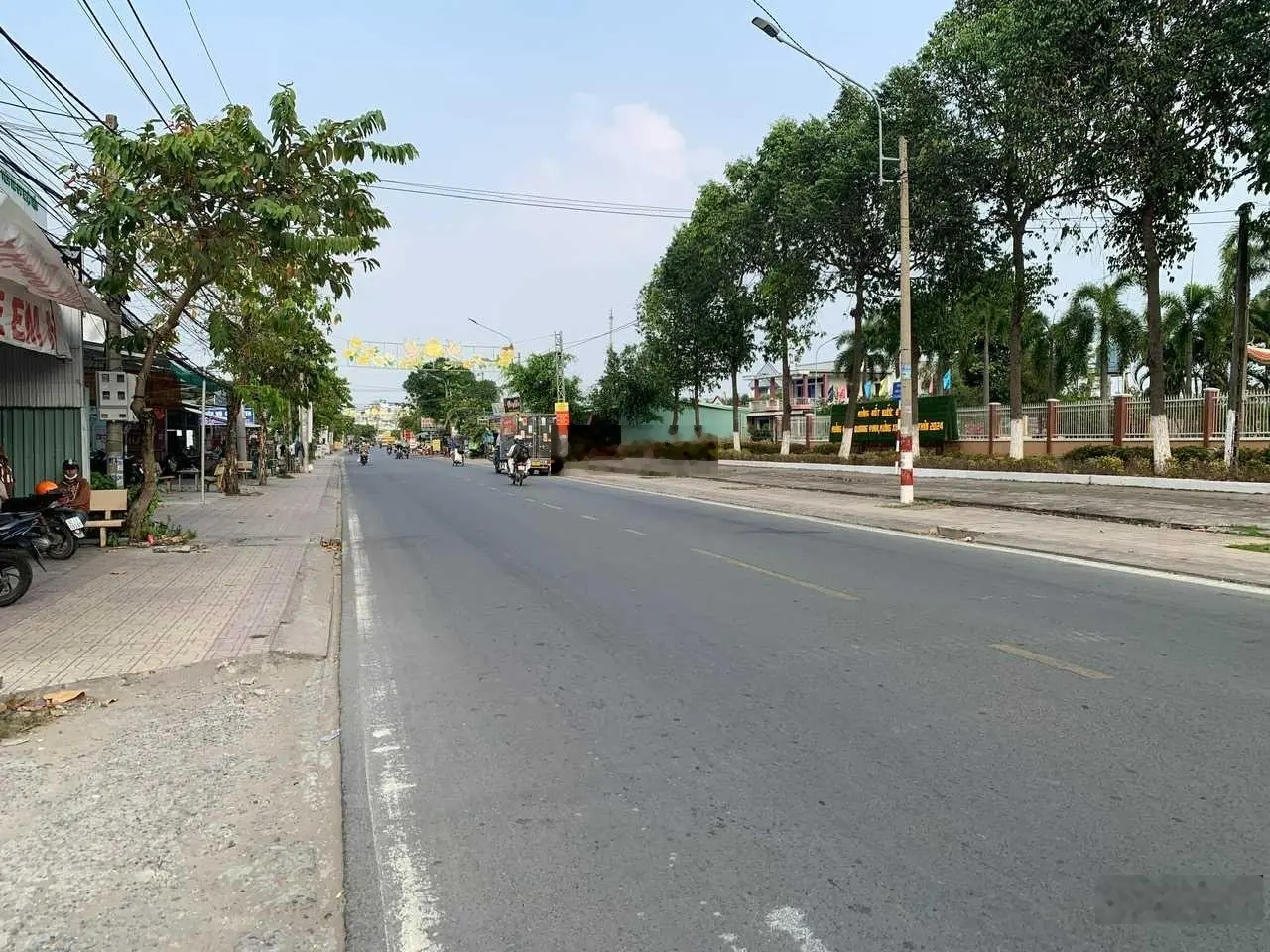 Bán nhà MT QL50 Trung tâm Cần Giuộc , 1 trệt 1 lầu, 5PN , 4 WC , Cách SG chỉ 13km