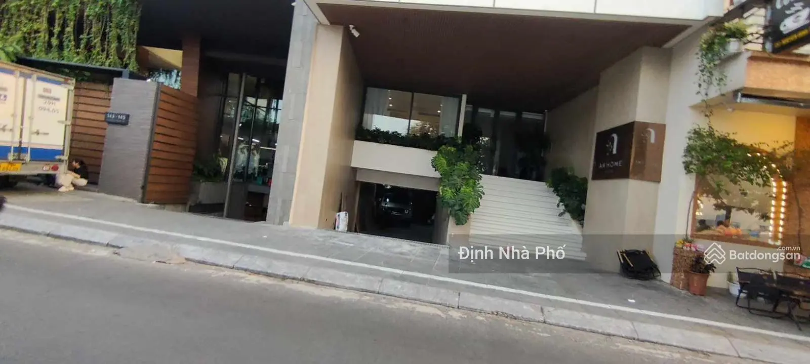 Bán tòa 7T MP Nguyễn Đình Thi, ôm trọn view Hồ Tây 128m2 MT 8.7m - vị trí đắc địa cho thuê 330tr/th