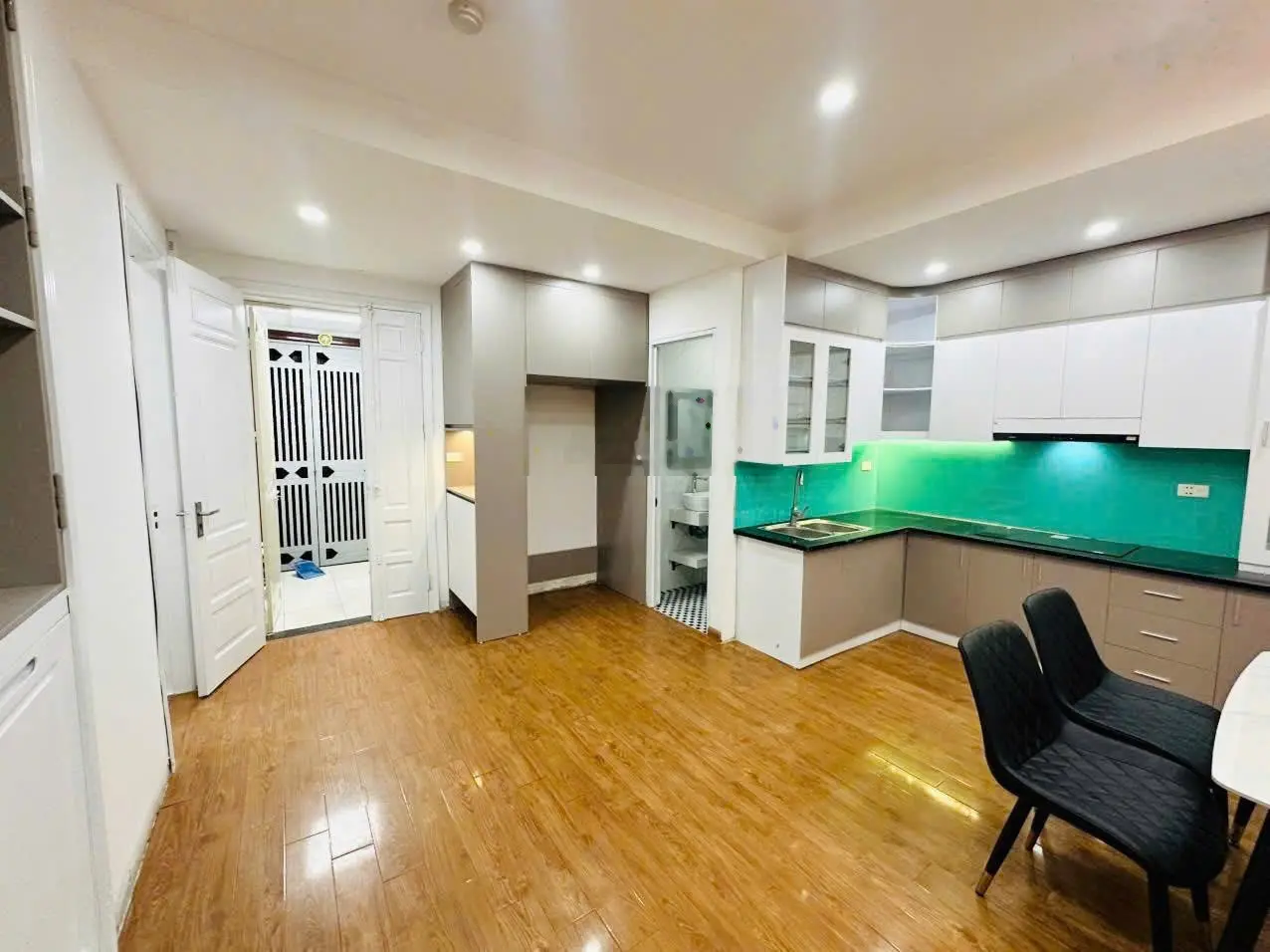 Chủ nhà gửi em bán căn hộ 76m2 Thành Phố Giao Lưu - view hồ - giá 4 tỷ - full đồ 0988 917 ***