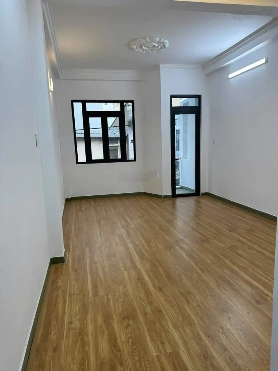 Nhà mới đẹp, 1trệt, 2 lầu, 2 Sân thượng, Ngang 4m x Dài 20m, đất đẹp, có nở hậu. Hoàn công 180,8m2