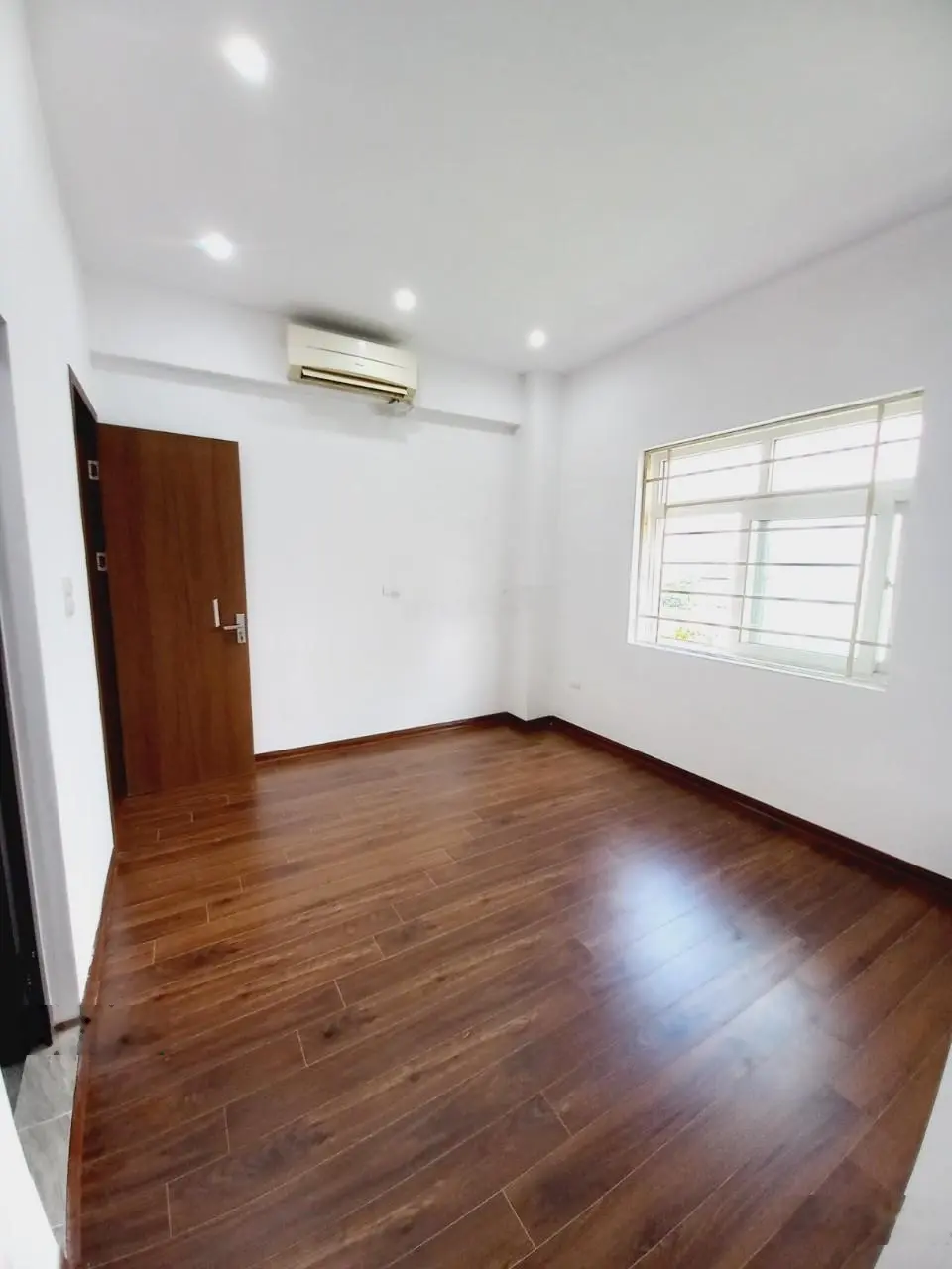 Bán căn hộ chung cư Nơ 1A Linh Đàm sổ đỏ 81m2 có 3 phòng ngủ, ban công view hồ