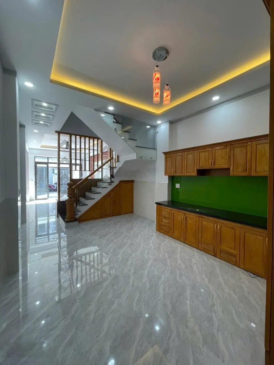 Nhà trệt - 2 lầu gần sân vận động Dĩ An. DT: 82.2m2. Đường nhựa 5m thông. 3 pn - 4 wc giá 4.5 tỷ TL