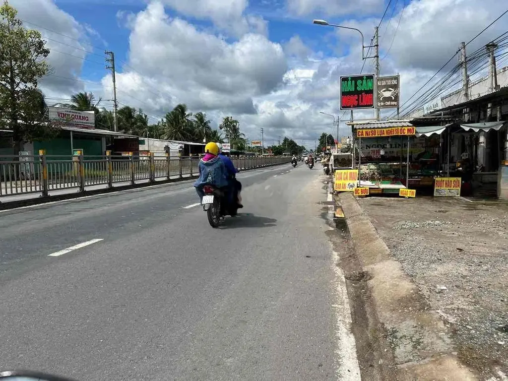 Đất mặt tiền gần vòng xoay cầu Hàm Luông