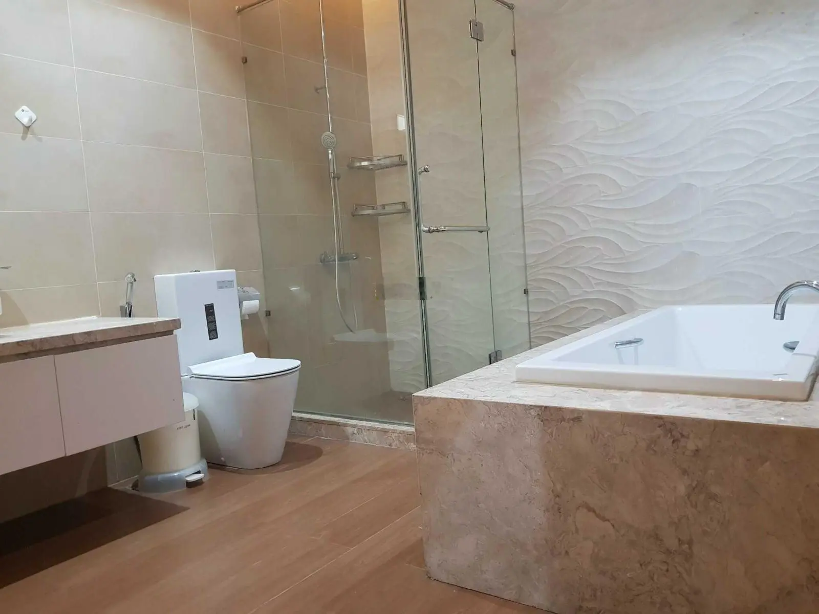 Bán nhà mặt tiền đẹp, phường Bình Trưng Đông, Q2 - 8x24m vuông vức - trệt 2 lầu áp mái - 23 tỷ
