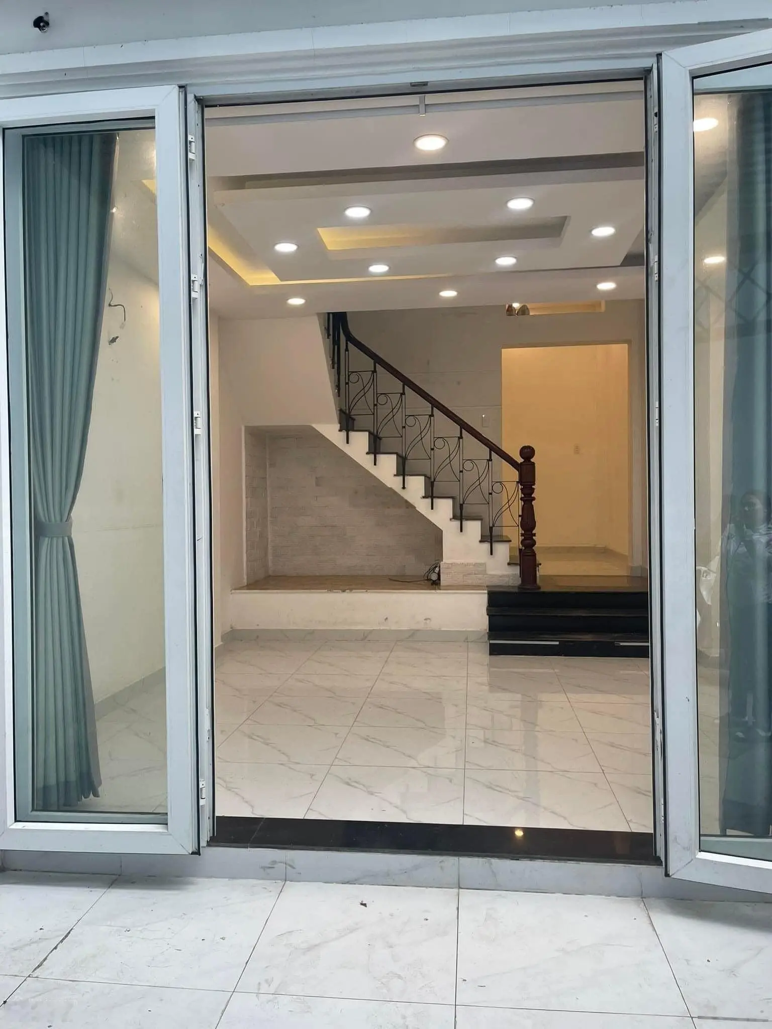 Nhà ngộp 3 Lầu cần bán gấp, MT Cách Mạng Tháng 8, Phường 13, Quận 10, sổ sẵn hoàn công