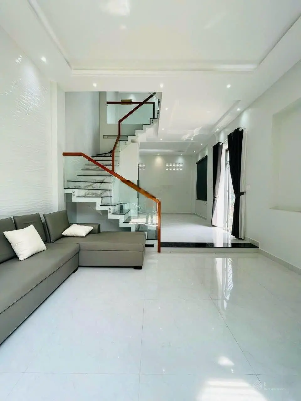Bán lỗ căn nhà Cao Thắng, Q3 50m2 1 trệt 3 lầu 4PN, 4WC. Đang cho thuê 20 tr/tháng. Sổ công chứng
