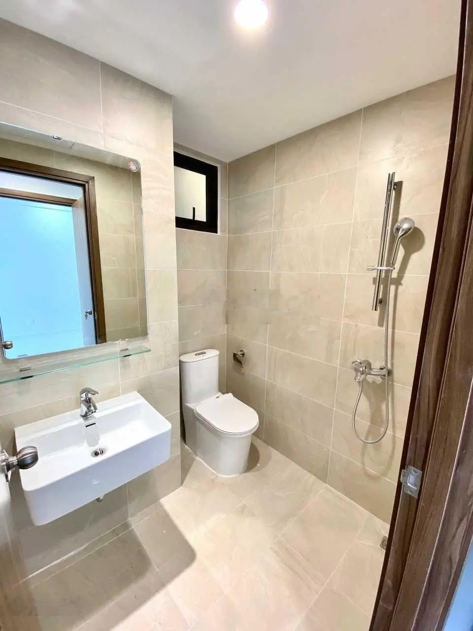 Cần bán căn hộ Opal Skyline đường Nguyễn Văn Tiết 2PN, 2WC, DT: 65m2 1ty6 đã có sổ LH 0985 807 *** Vy