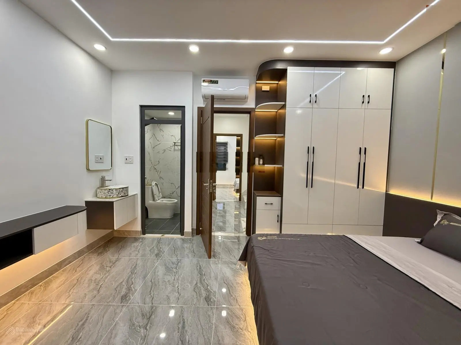 Nhà đường thông Nguyễn Ảnh Thủ, Ngay ngã 3 Đông Quang, DT:4,5x14M, Lửng, 3 Lầu, 4PN, 5VS,Gara ô tô,